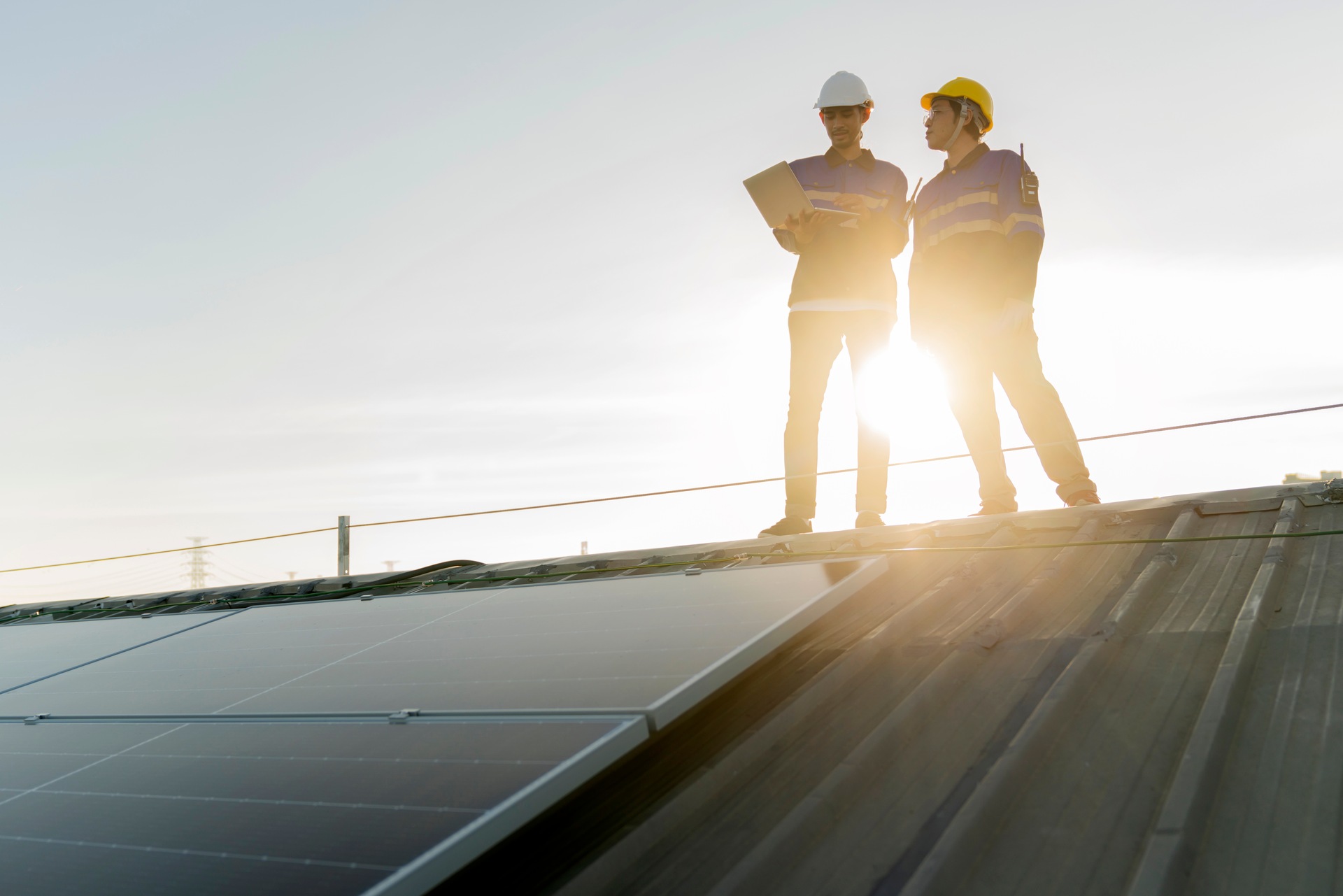 Técnicos observan una instalación solar