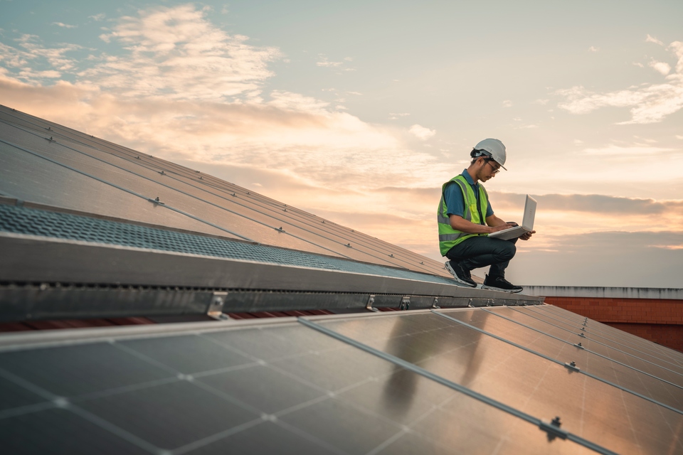 Técnico revisa paneles solares